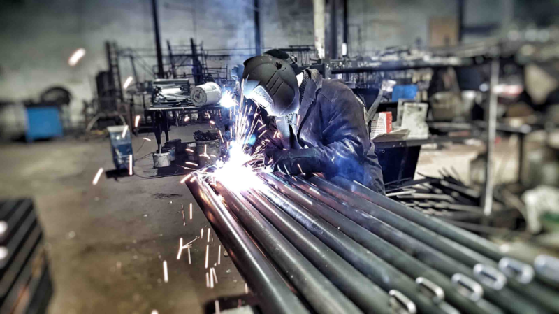 Какие материалы используют при изготовлении уличного спортивного оборудования в Луганске?